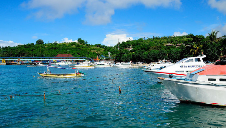 Solche Ausflugsboote warten allenthalben auf Touristen, hier in Padang Bai an Balis Ostküste Boote vor Padang Bai, Bali