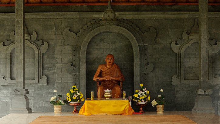 Statue im Brahma Vihara Ashrama, Bali