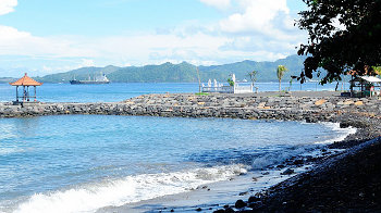 Der Strand von Candi Dasa im Osten Balis