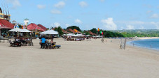 Die zahlreichen Fischrestaurants am Strand von Jimbaran im Süden der Insel Bali sind weltberühmt Fischrestaurants am Strand von Jimbaran, Bali