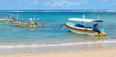 Die kleine Insel Nusa Lembongan vor der Südküste Balis bietet feinen Strand und bunte Fischerboote Strand der kleinen Nusa Lembongan