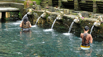 Badebecken im Pura Tirta Empul, Zentralbali