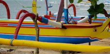 Diese Fischerboote, die Jukungs, liegen in Sanur überall am Strand und warten auf ihre Besitzer oder auf Touristen Fischerboote am Strand von Sanur, Südbali