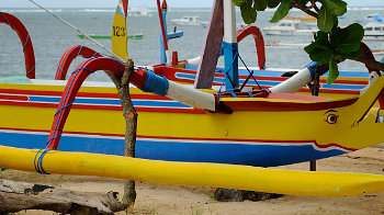 Fischerboote am Strand von Sanur, Südbali