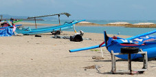 Am feinen Sandstrand von Tuban im Süden Balis liegen tagsüber die Jukungs, die traditionellen Boote der balinesischen Fischer Der Strand von Tuban, Südbali