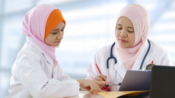 Ärztin und Patientin in Indonesien