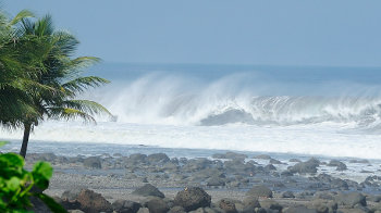 Surferwelle an Balis Westküste