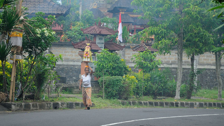 Frau mit Opfergaben in Bangli, Bali