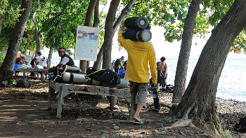 Diving Helper mit Tauchflasche in Tulamben, Bali