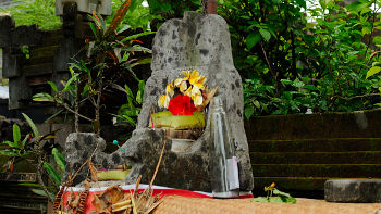 Kleiner Schrein mit Opfergaben in Nusa Dua, Bali