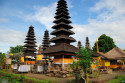 Die großen Pagoden mit bis zu elf Dächern lassen sich bequem über die niedrige Mauer hinweg betrachten Meru des Pura Taman Ayun in Mengwi, Bali