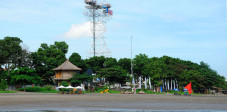 Der Süden Balis hat nicht nur Strand zu bieten sondern auch sportliche Aktivitäten wie diesen Bungeeturm in Seminyak Strand von Seminyak, Südbali
