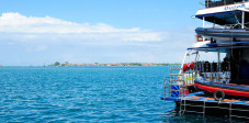 Große Boote für Sporttaucher sind an der Mole von Benoa Harbour regelmäßig anzutreffen Boot für Taucher im Hafen von Benoa, Bali
