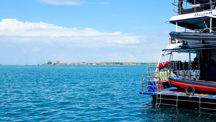 Boot für Taucher im Hafen von Benoa, Bali