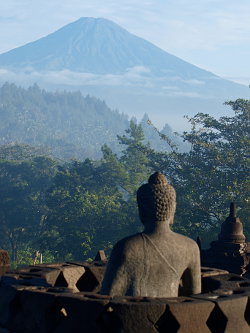Tempel Bodobudur mit Blick auf Vulkan Merapi, Yogyakarta, Java
