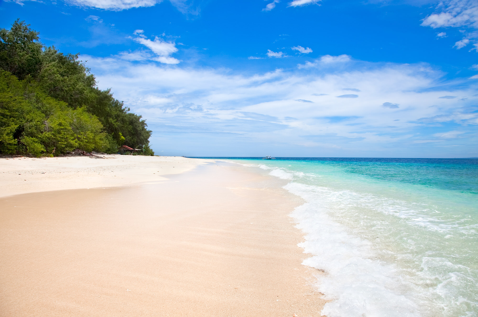 Menschenleerer Strand auf der naturbelassenen Gili Meno, Indonesien
