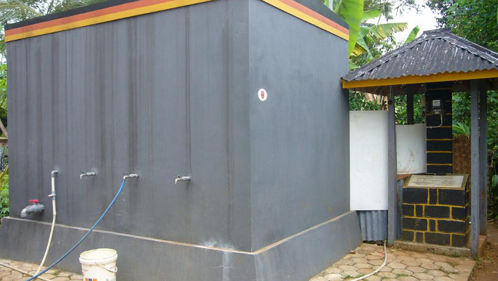 Wassertank, erbaut durch die Kinderhilfe Indonesien auf Java, Indonesien
