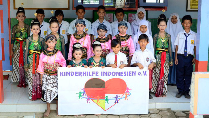 Gruppenfoto Schulkinder und Betreuer Kinderhilfe Indonesien, Zentraljava