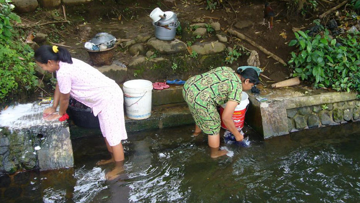 Frauen waschen am Fluss auf Java, Indonesien